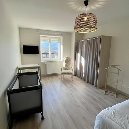 Les Hirondelles Holiday home *