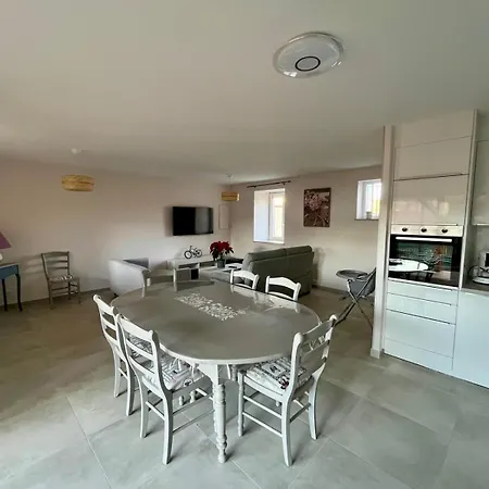 Les Hirondelles Holiday home